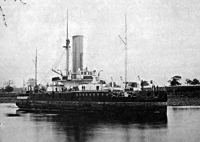Броненосец "Петр Великий" в Англии в 1881 году. На корабле высокая дымовая труба - так пытались компенсировать недостаточную мощность машин